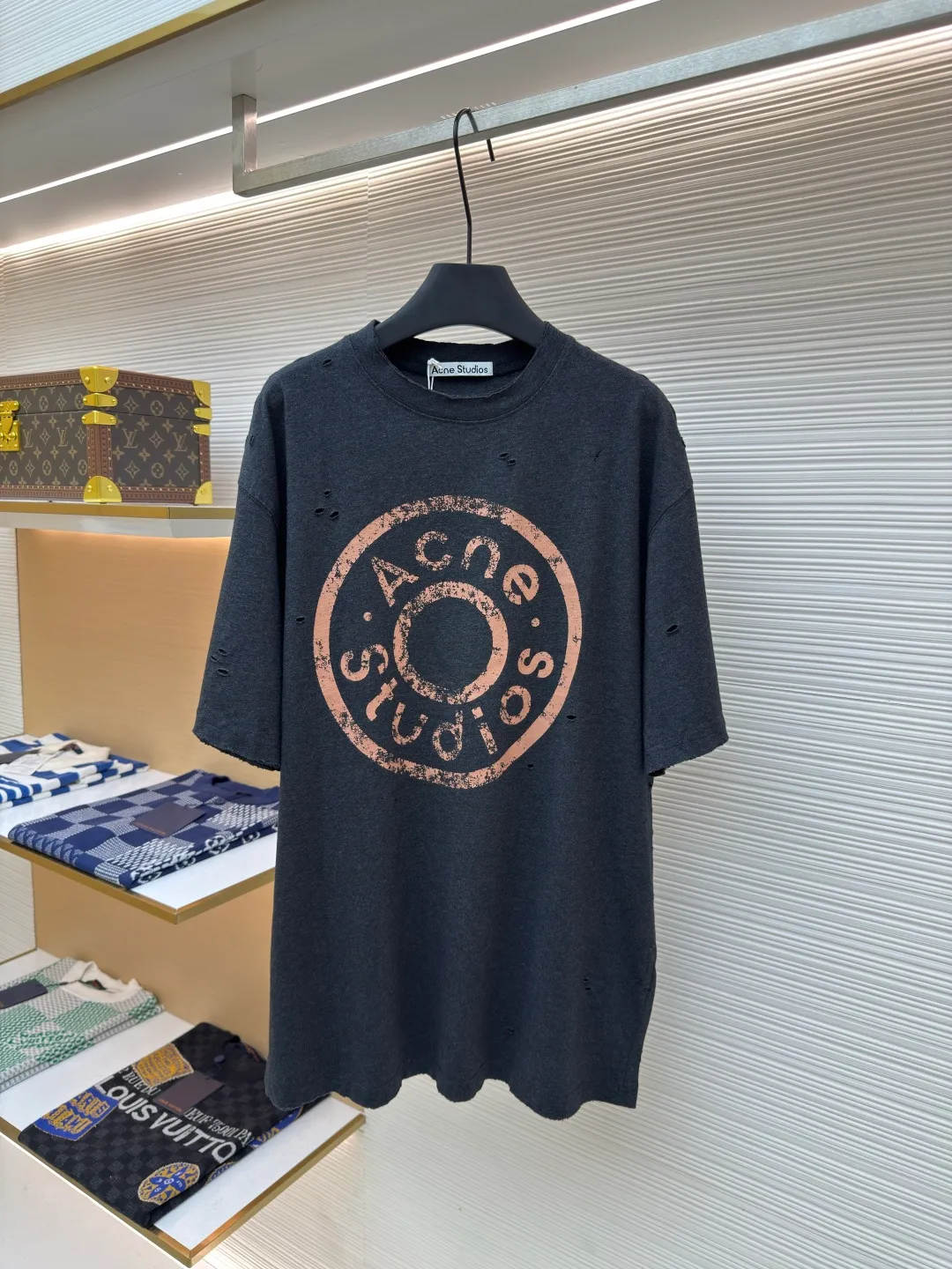 Acne Studios Distressed Printed Short Sleeves ●Authentic: Purchased and developed for 3000 ●Item No.: 1680377-A00 ●Fabric: Double-ply cotton plain fabric ●Technology: Distressed printing ●Version: Fitted version ●Weight: about 295 grams ●Size: S-M-L-XL ●Description: Customized Dream Double-ply cotton plain fabric with excellent texture, comfortable and skin-friendly, with deep black as the main color Like the mottled rust on ancient copperware, the unruly soul of AcneStudios is engraved on the chest. The ingenious integration of hole elements and wanton swaying on the black canvas is a deliberate rebellion, a break away from the shackles of tradition, and unique in the wave of trends. Glue printing is used. The chest printing is modified three times with the film screen. The glue liquid paint is used to print the pattern on the fabric. The fabric is baked to fix the printed pattern. Many parts of the body of the garment are worn and worn by pure artificial regularity, and hand brush marks are added to the surface of the garment to add texture and depth to imitate the texture of natural wear and tear. The fabrics have been washed to give them a better feel and texture. They are not easy to deform, shrink or fade, and maintain their long-lasting beauty. The overall color is consistent with no color difference. It can be matched with the same style to create a fashionable look, and can be used in various occasions. Customized accessories, complete with three standards, the same style for men and women!